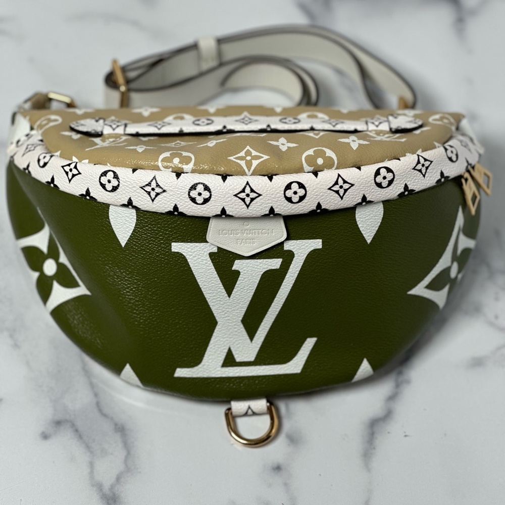 Pristine▪️Louis Vuitton Giant Monogram bumbag